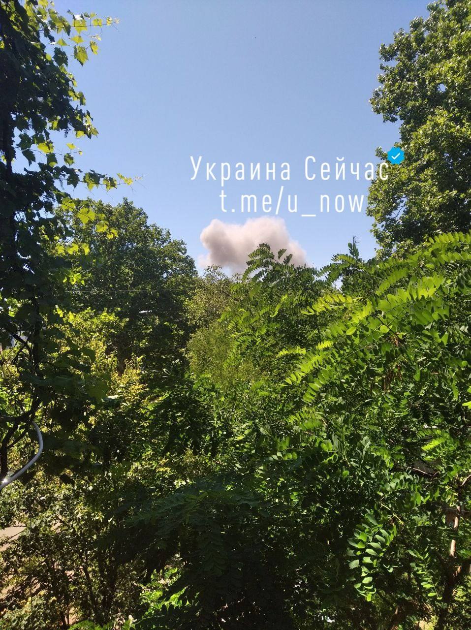 Пишут о сильном взрыве в Одессе 20 июня. Над городом поднимается дым