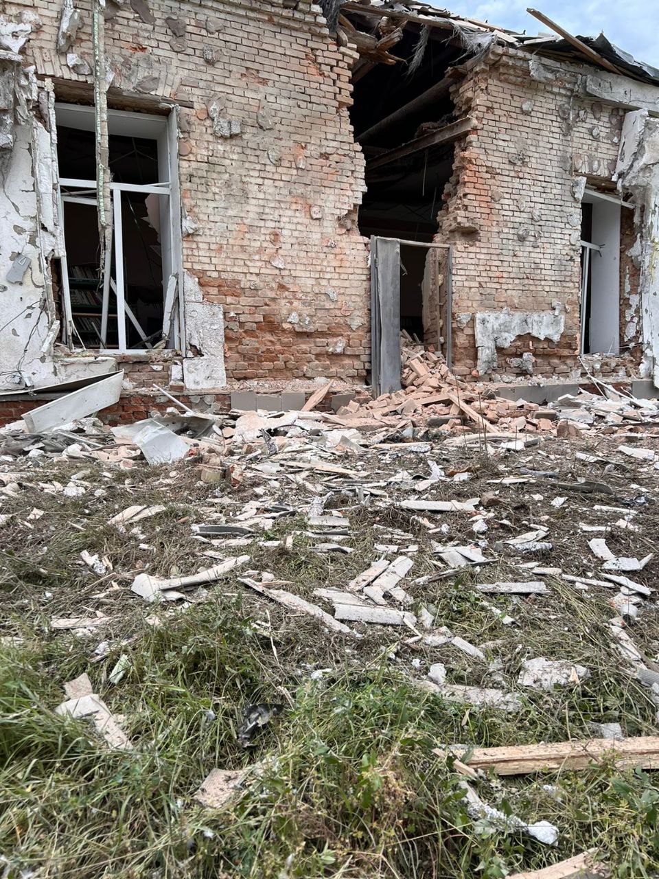 Последствия ракетной атаки по Сумской области. Фото: Telegram/Дмитрий Живицкий