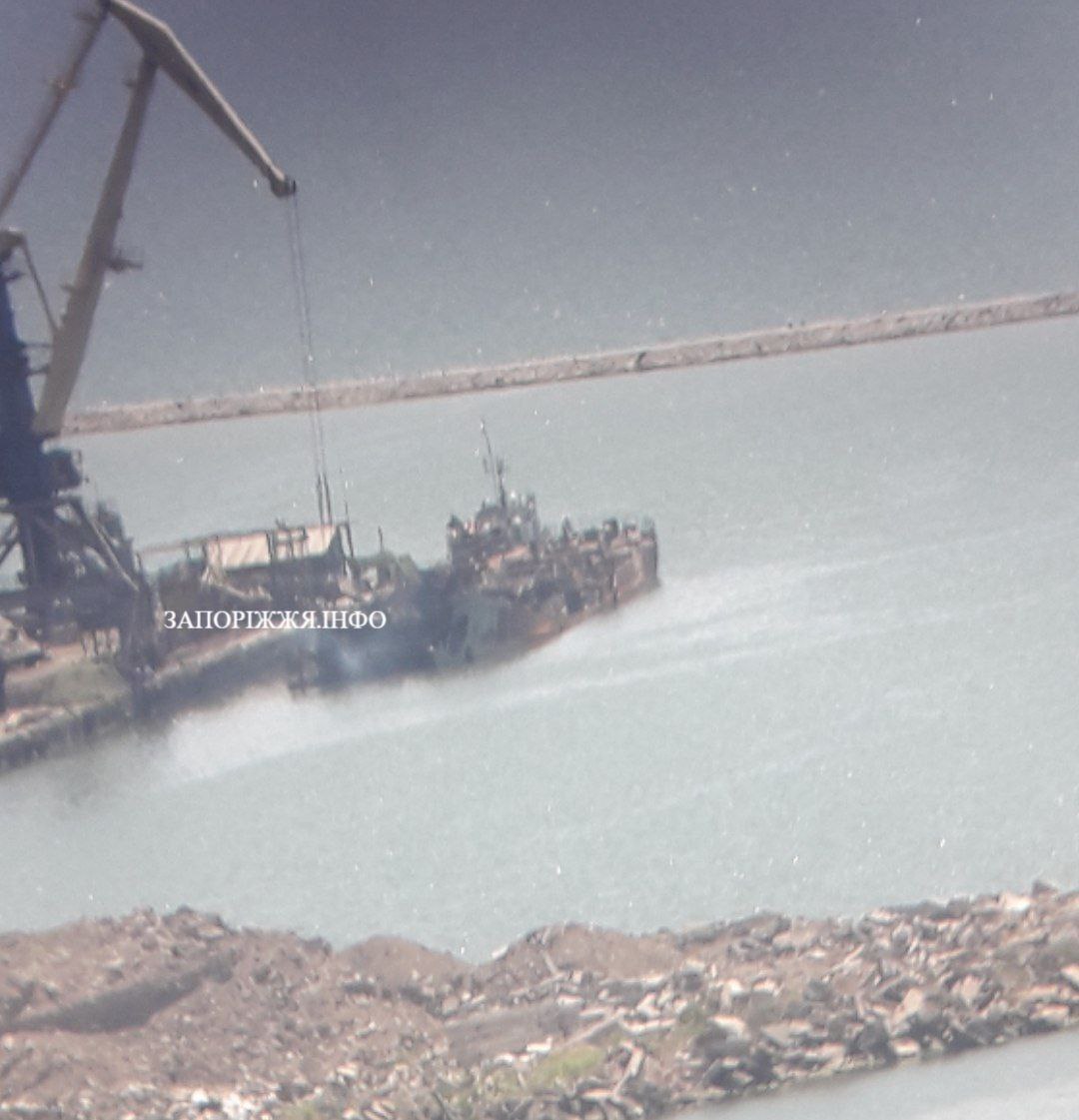 Фото операции по подъему корабля Саратов в порту Бердянска