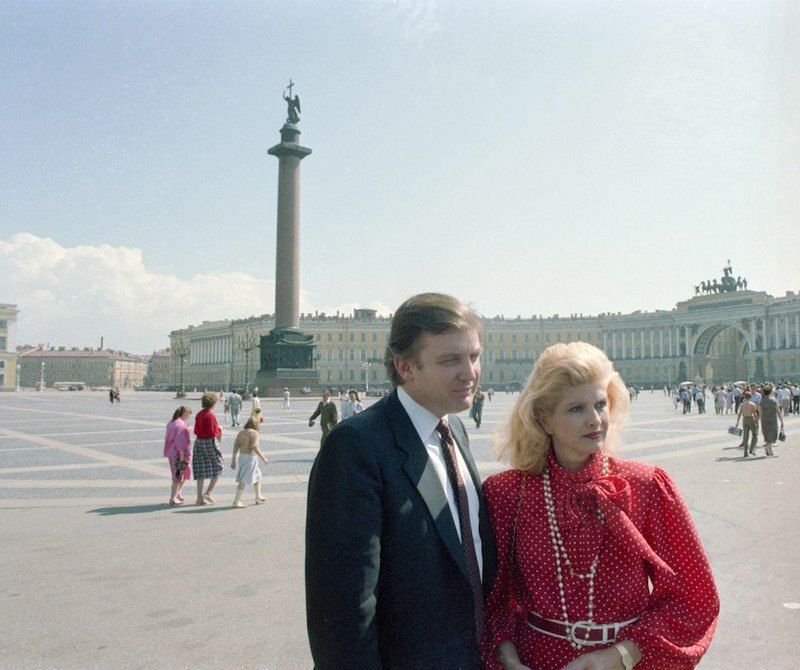 Дональд Трамп и Ивана Трамп на Дворцовой площади в Ленинграде - СССР, июль 1987 года