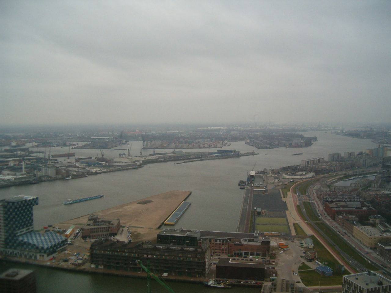 Порт Роттердама приостановил отправку и прием контейнеров из РФ.