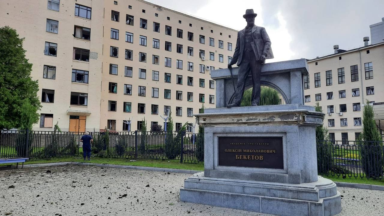 В Харькове из-за обстрела центра города выбиты окна в университете строительства и архитектуры