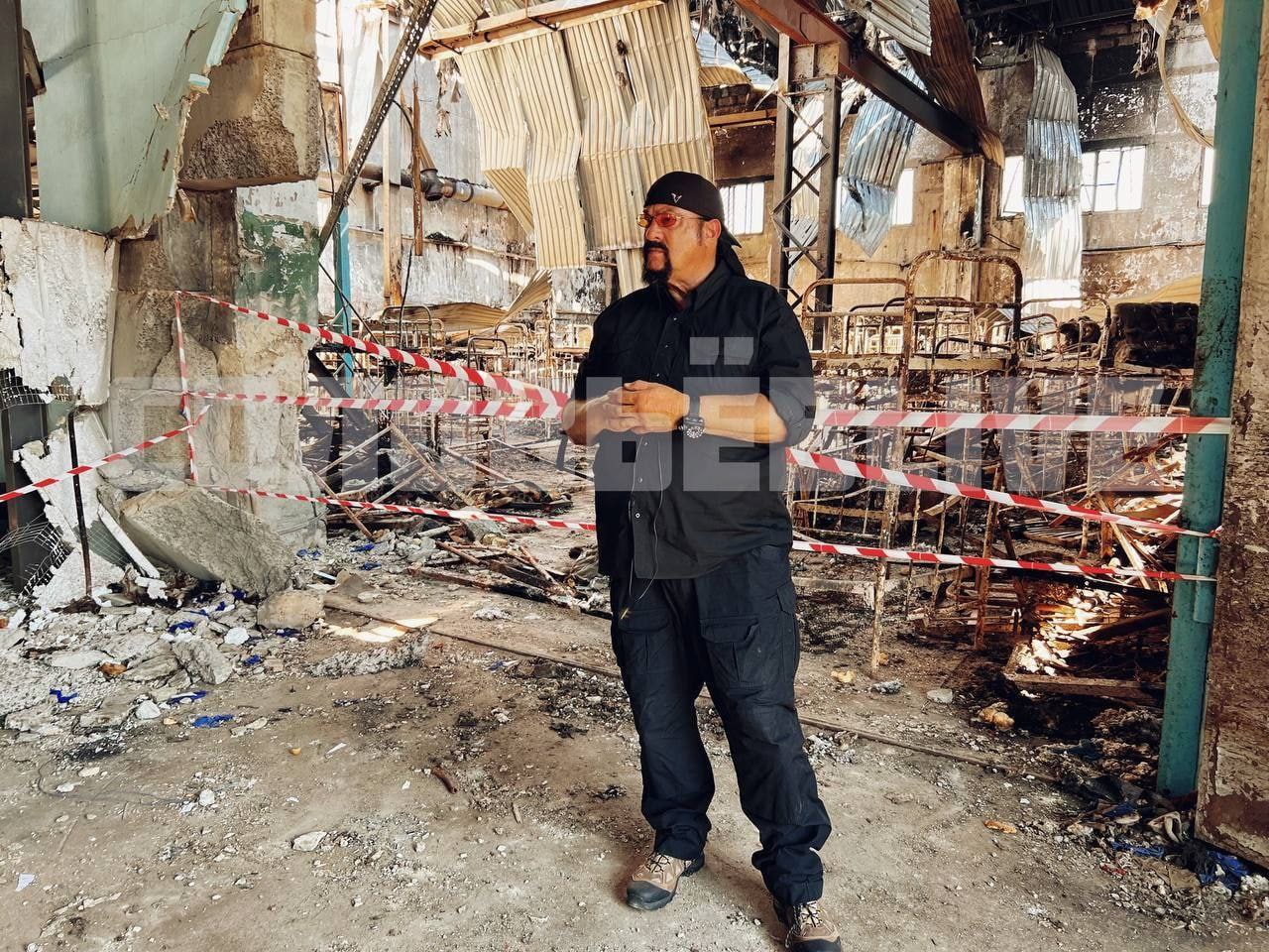 Стивен Сигал приехал на неподконтрольную часть Донбасса. Судя по фото - он на развалинах колонии в Еленовке