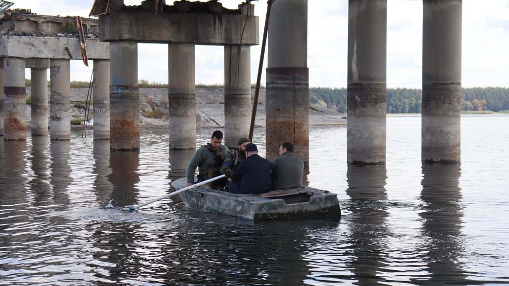 Полицейские добираются до Волчанска на лодке