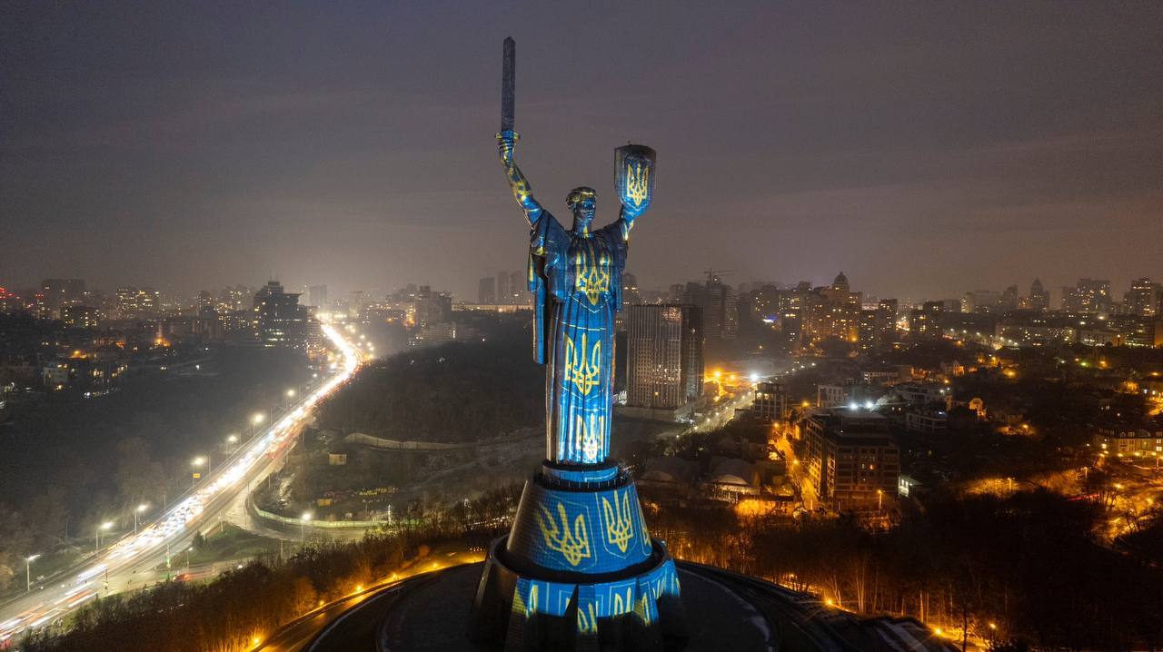 В Киеве подсветили монумент "Родина-мать"