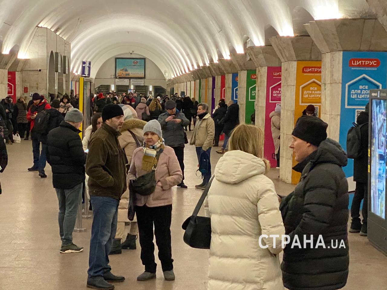 киевляне укрылись в метро во время ракетной атаки РФ