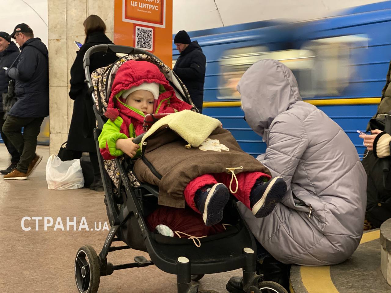 киевляне пережидают тревогу в метро