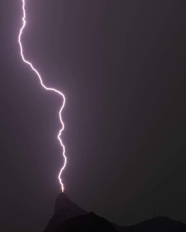 В статую Христа в Рио-де-Жанейро попала молния
