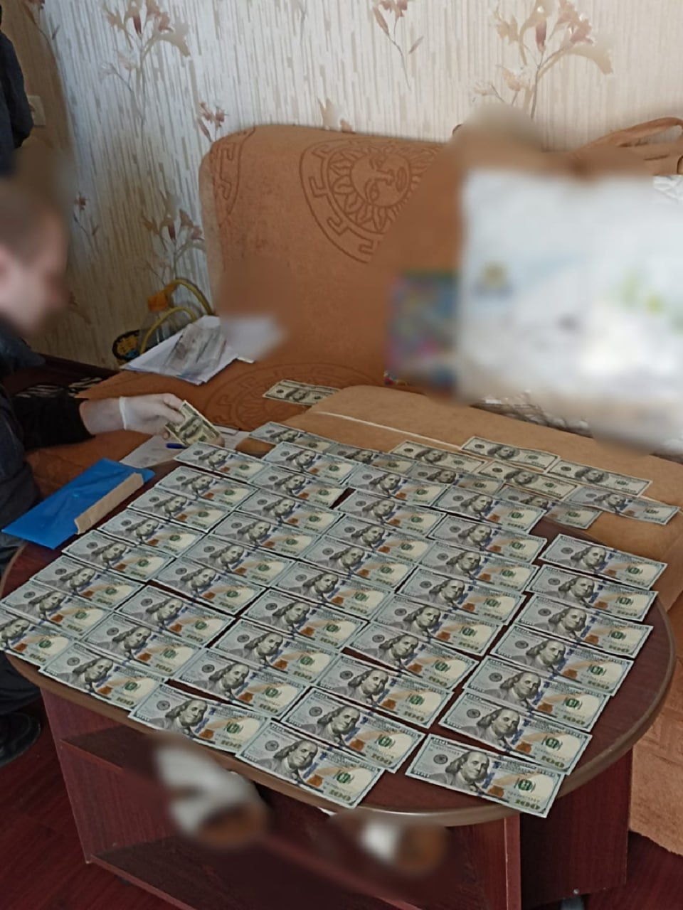 На Київщині зловили на хабарі лікаря, який за гроші робив довідку про довічну інвалідність