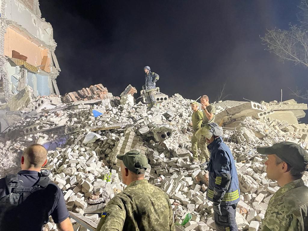 Под завалами в Донецкой области десятки человек