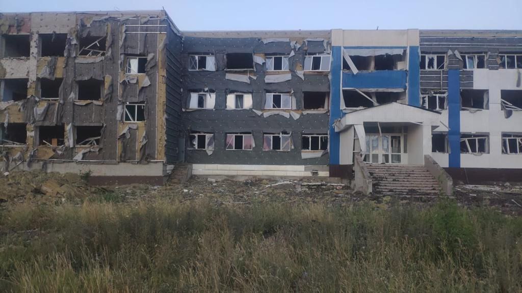 Разрушение школ на Донбассе - фото