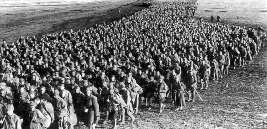 Колонна пленных красноармейцев, конец мая 1942