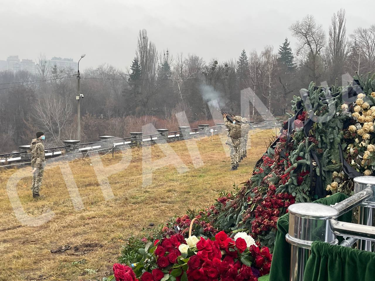 Омельченко похоронили на Байковом кладбище