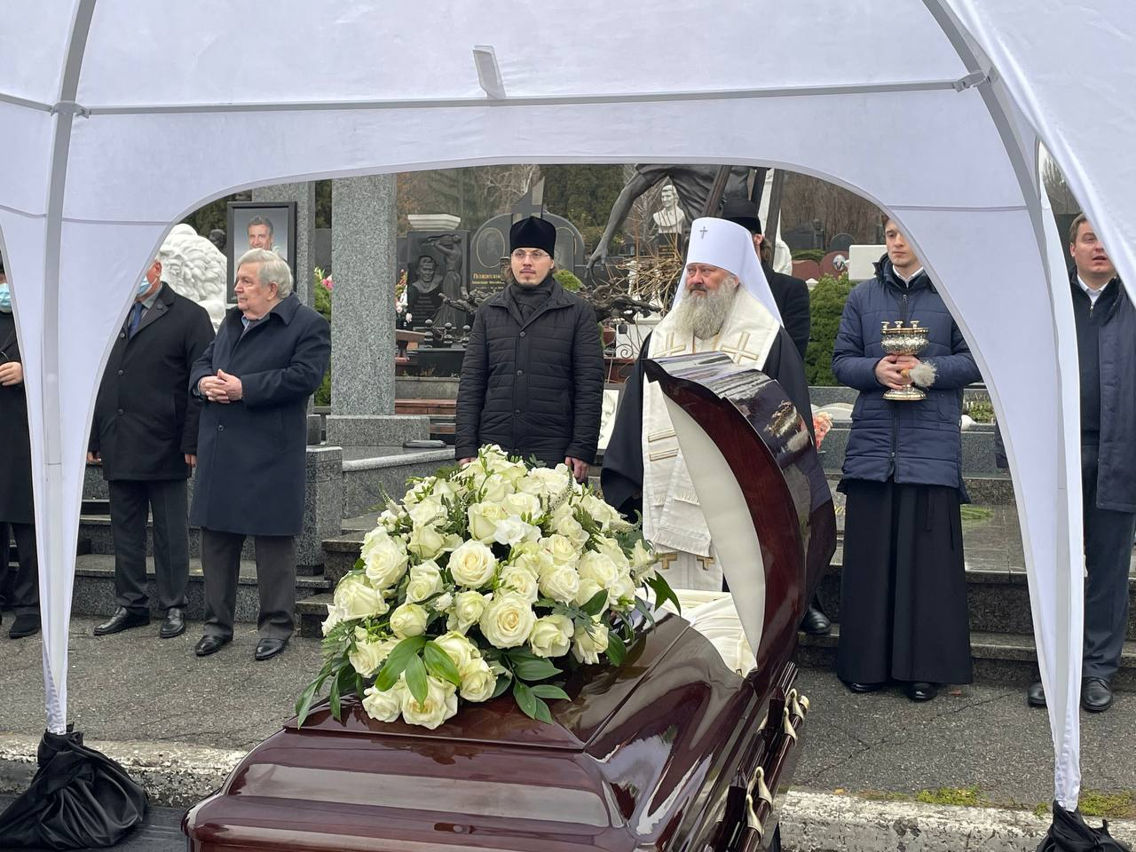 Омельченко похоронили на Байковом кладбище