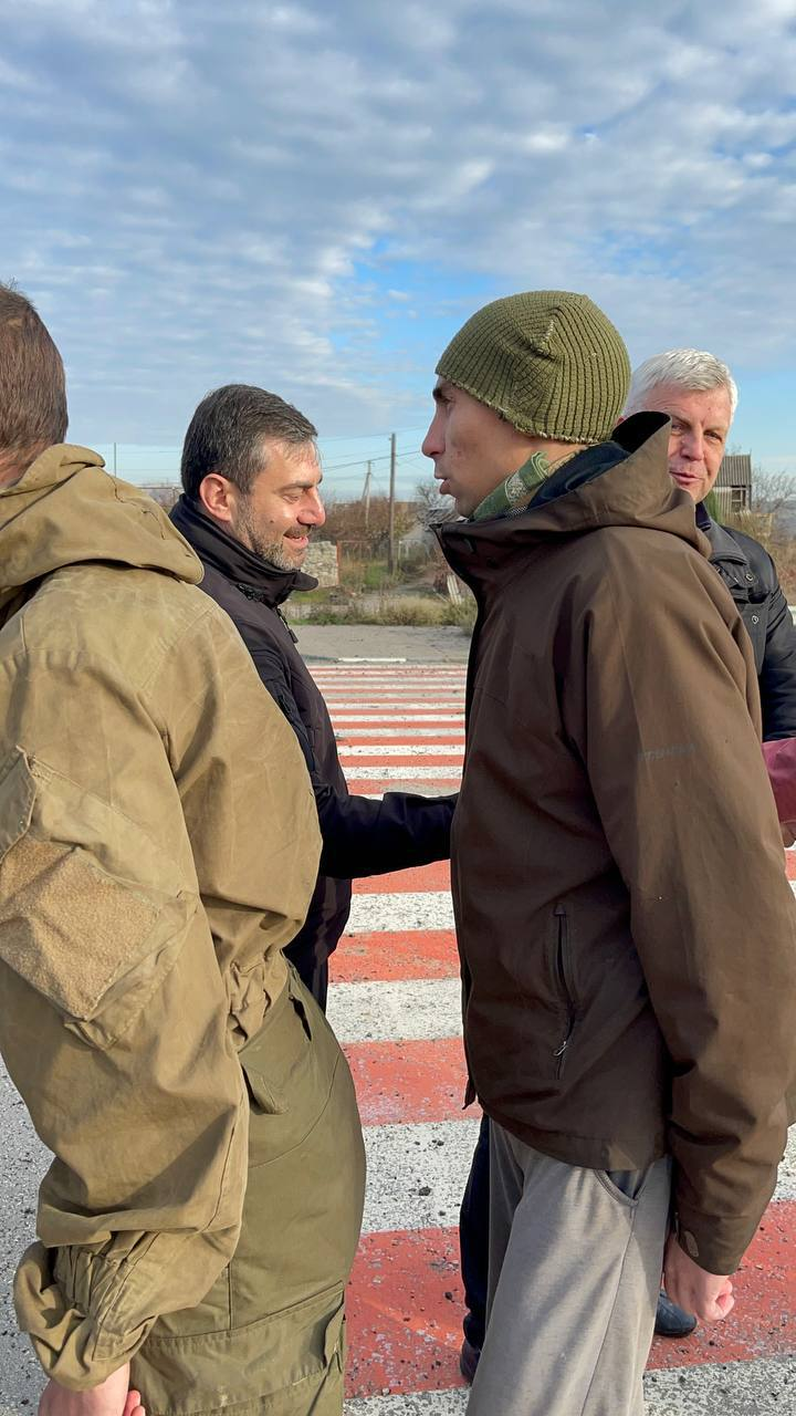 Дмитрий Лубинец опубликовал новые фото и видео с сегодняшнего обмена пленными