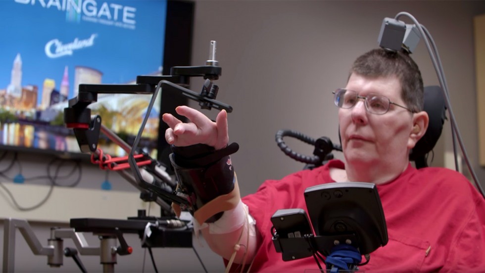 Сенсоры BrainGate дали двум парализованным в результате инсульта пациентам дали возможность управлять роботизированными руками