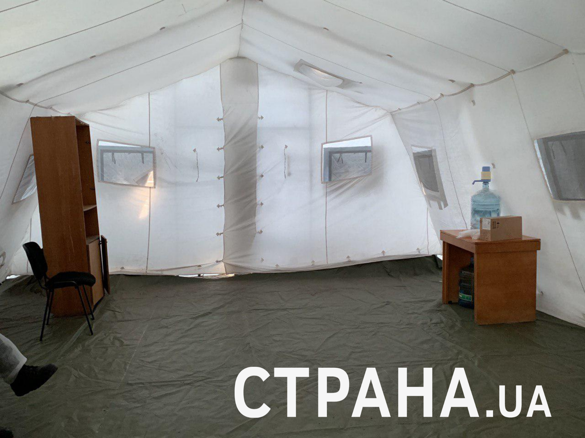 Палатка у КПП на Бориспольском шоссе в Киеве