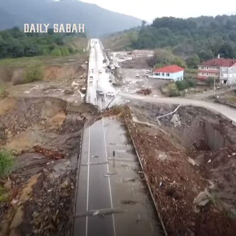 Разрушение моста в Бартыне, фото Daily Sabah