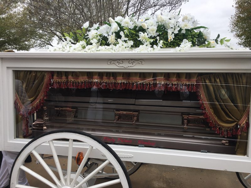 гроб с телом Джорджа Флойда в белом катафалке