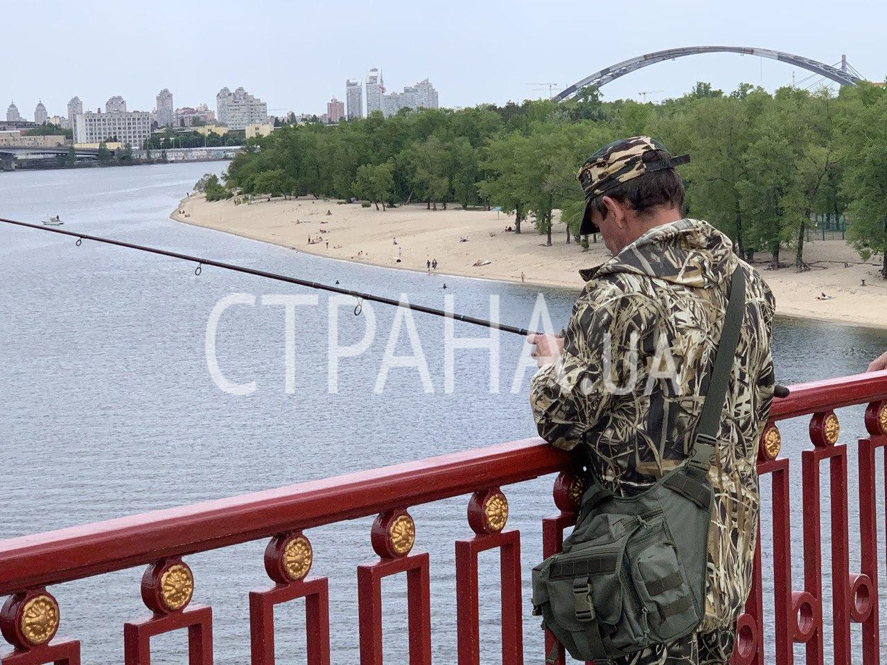 На Трухановом острове в Киеве рыбаки без масок