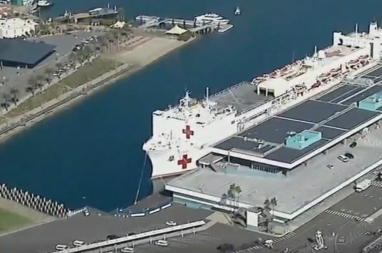Плавучий госпиталь у побережья Лос-Анжелеса