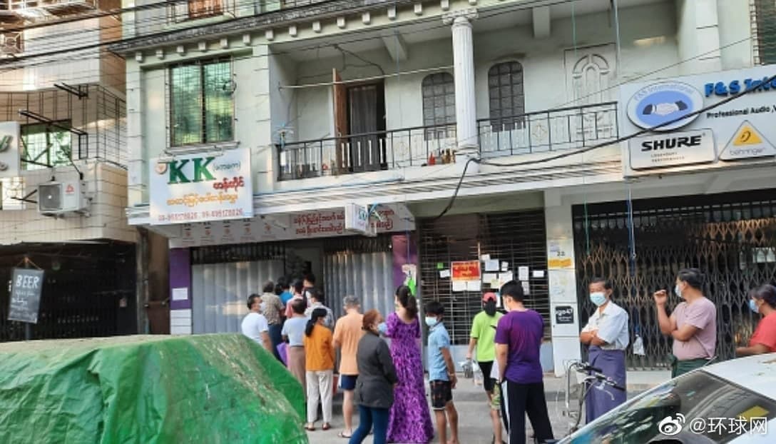 Жители Мьянмы массово снимают наличку в банкоматах