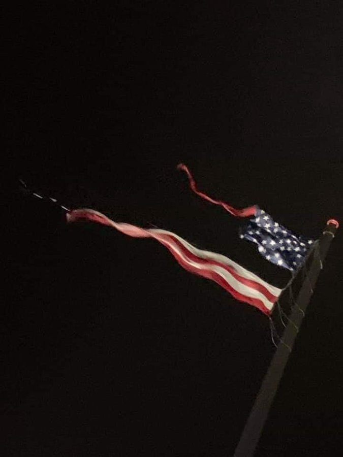 порванный молнией флаг США