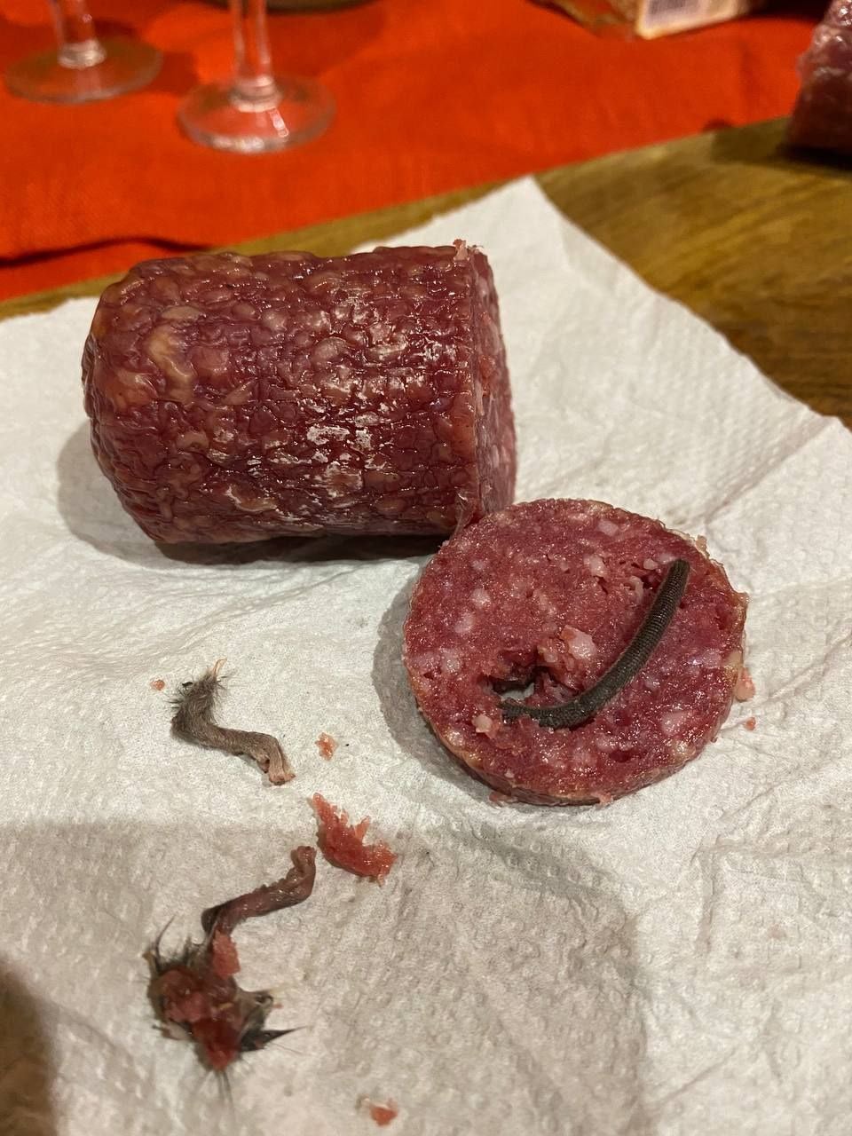 внутри купленной в Житомире колбасы оказались останки крысы