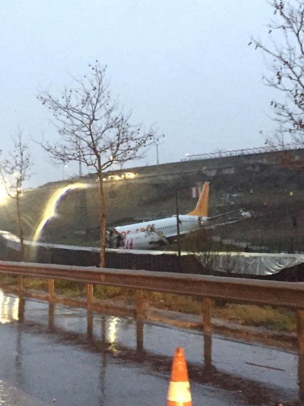 крушение самолета в аэропорту Стамбула