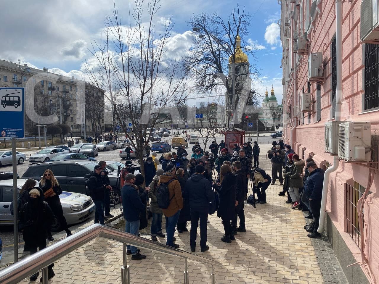 сторонники Сорда собираются под зданием суда