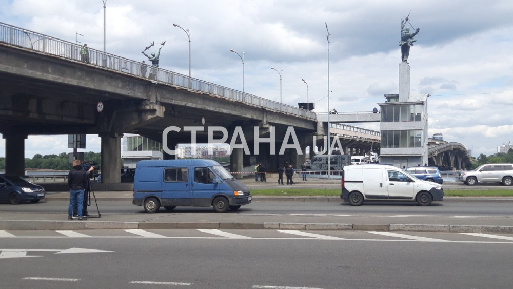 Минирование моста Метро в Киеве 1 июня. Фото: Страна