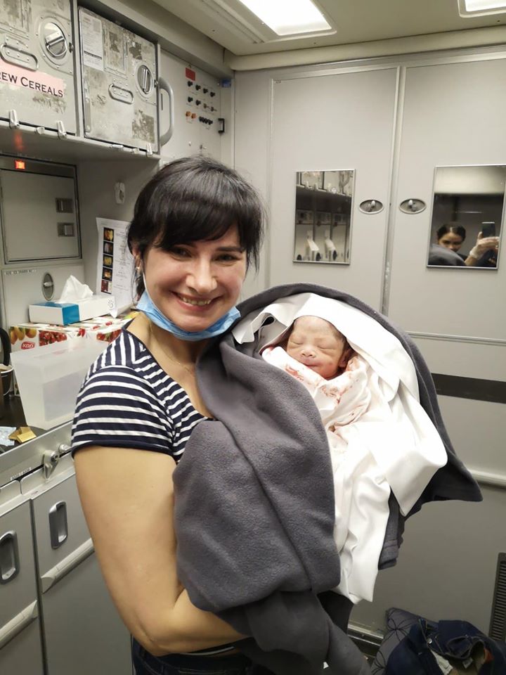 Алена Федченко с новорожденным ребенком