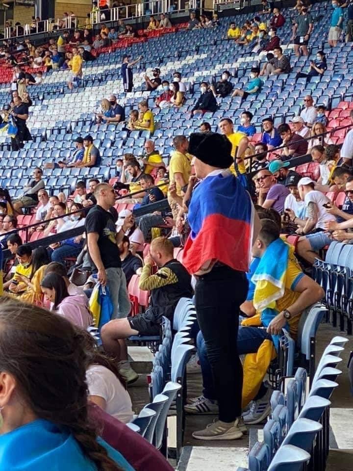 Российскому болельщику порвали футболку на матче сборной Украины