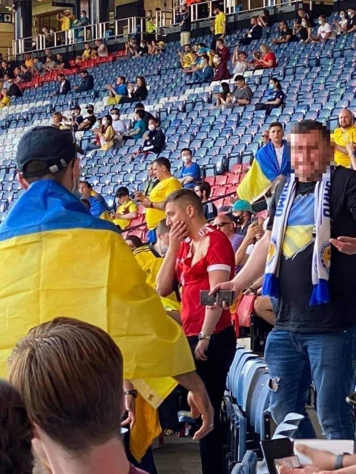 Российскому болельщику порвали футболку на матче сборной Украины