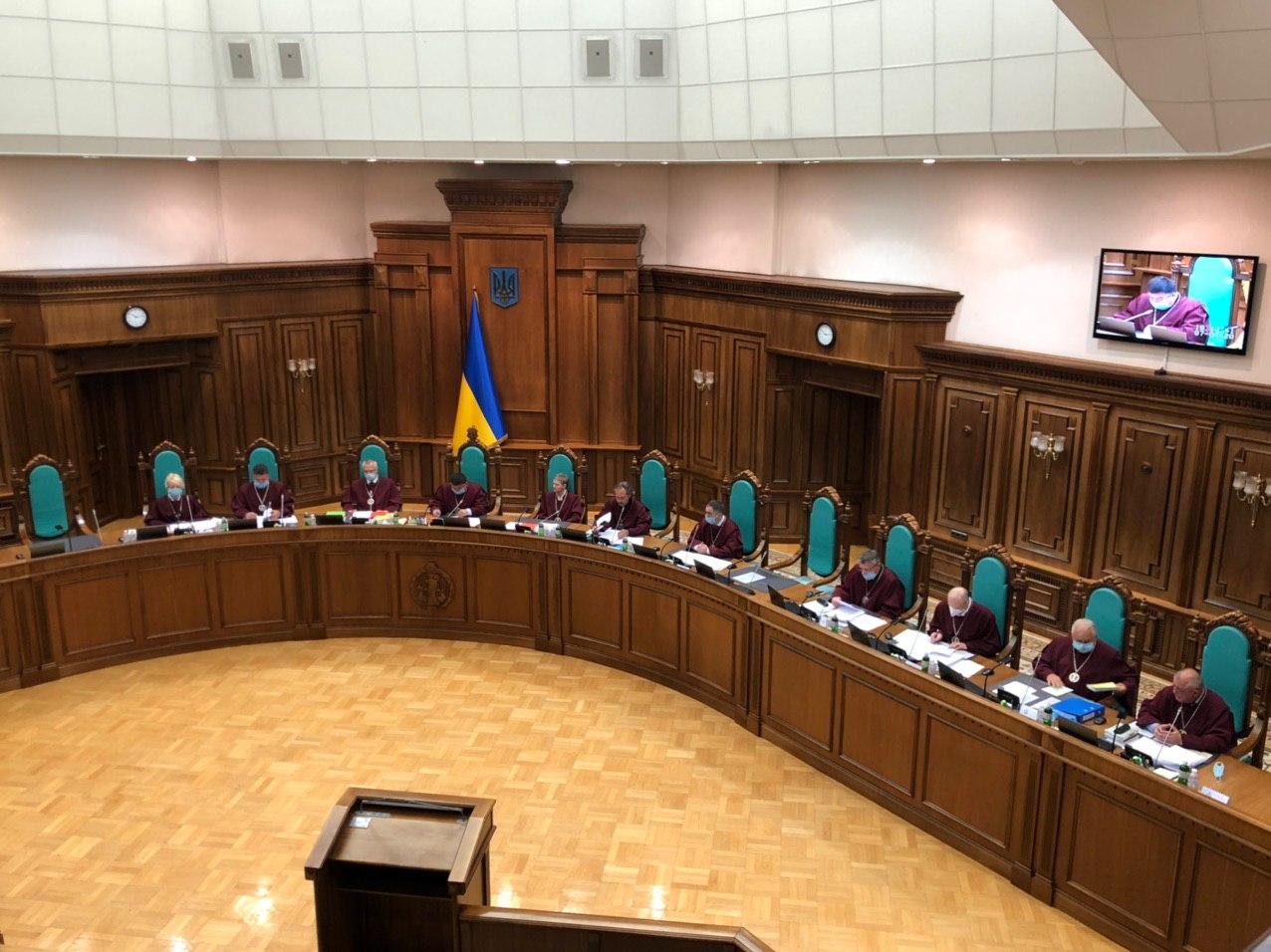 КСУ рассматривает закон об украинизации. Фото: "Страна"