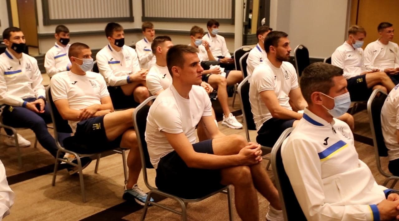 Зеленский поговорил с футболистами сборной. Фото: телеграм-канал президента