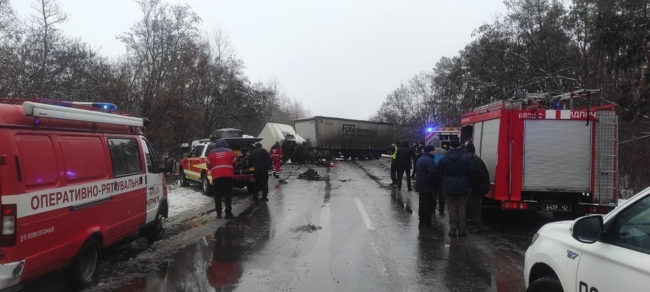 В Черниговской области столкнулись маршрутка и грузовик. На месте погибли 10 человек. Фото