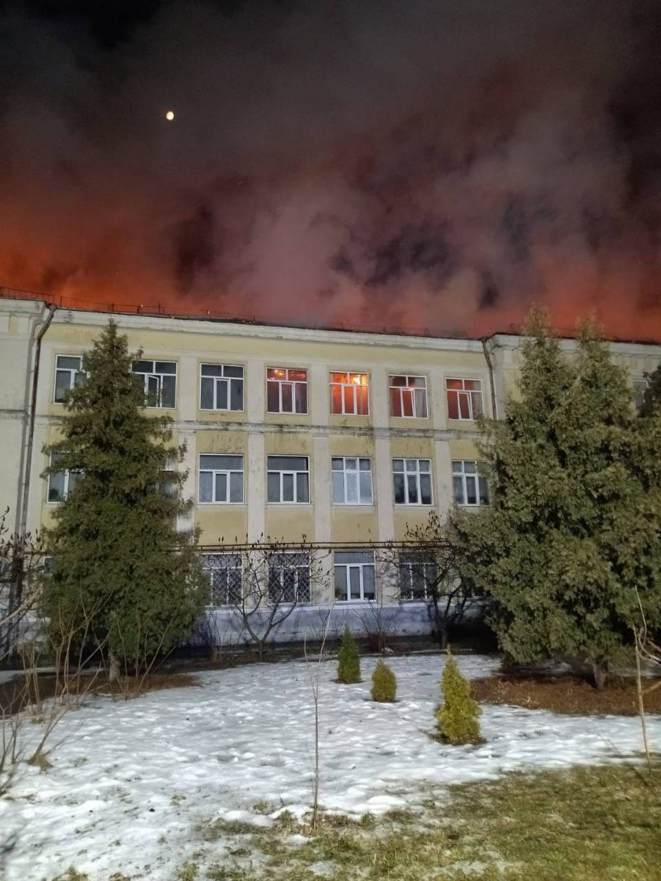 Пожар в гимназии в Киеве. Фото: ГСЧС