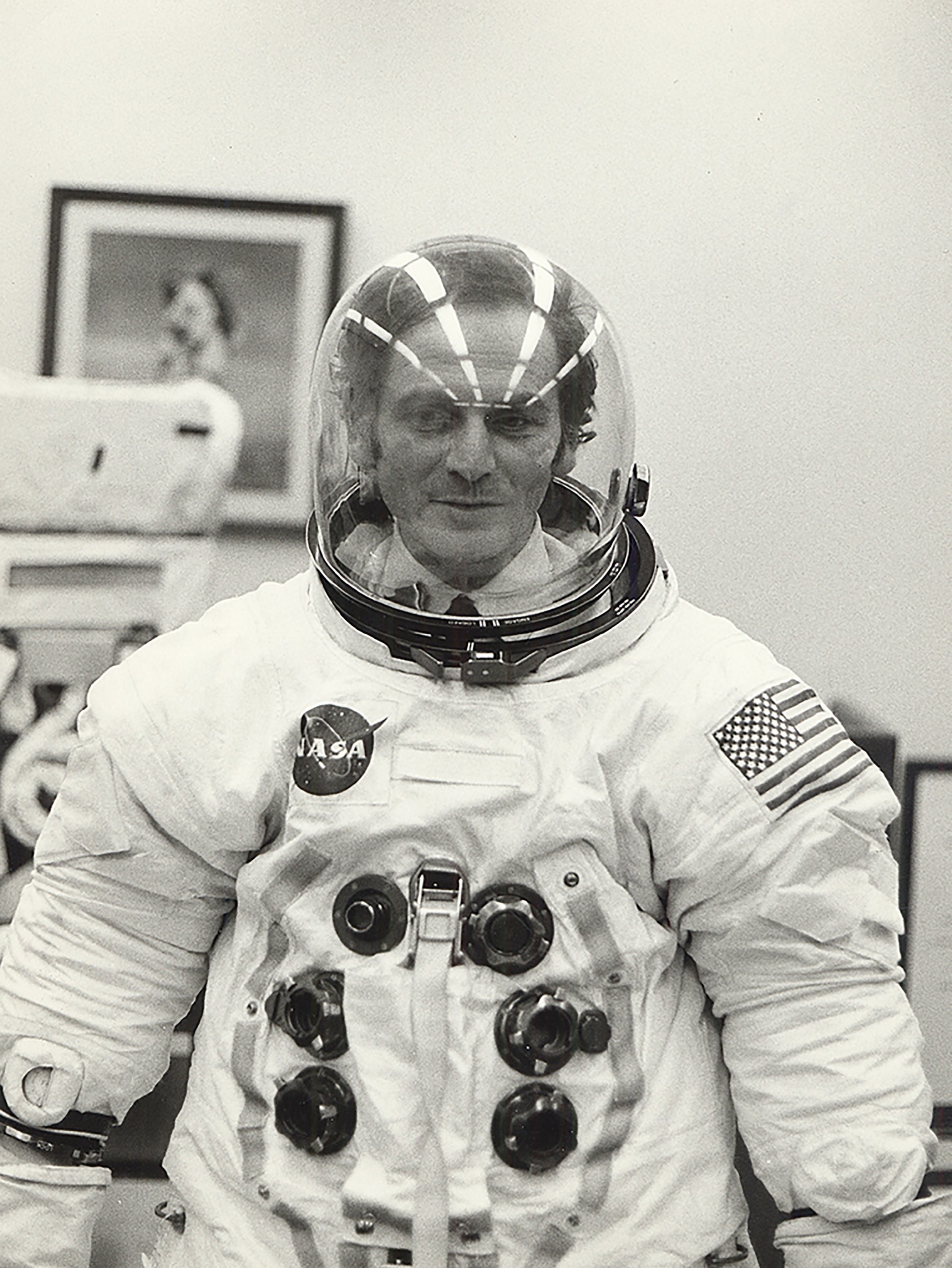 Пьер Карден в скафандре НАСА Нила Армстронга