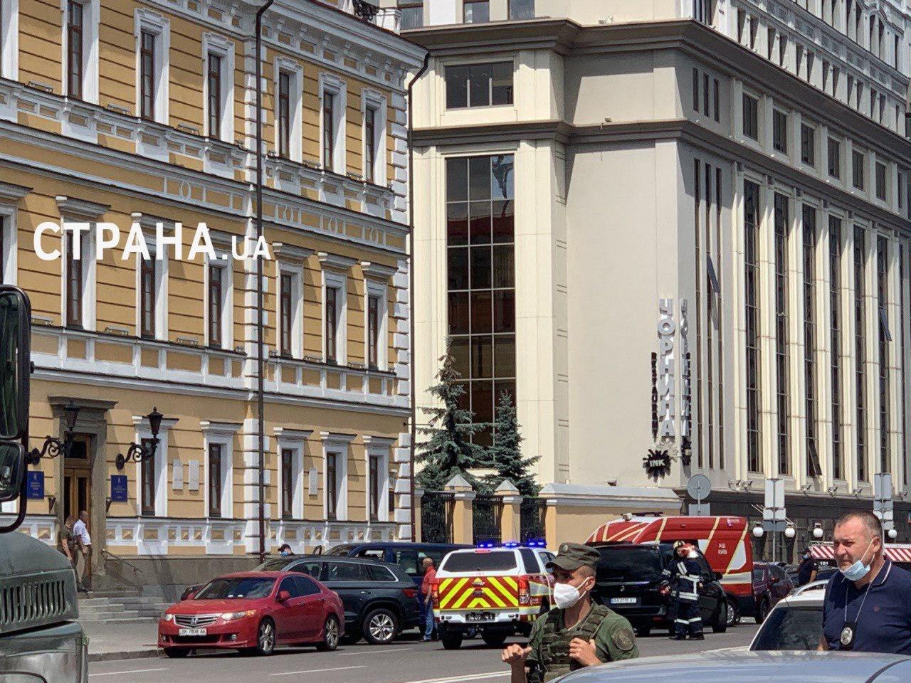 Фото с места захвата заложников в Киеве. "Страна""