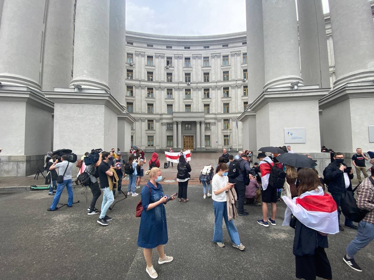 Митинг белорусов под зданием МИД. Фото: "Страна"