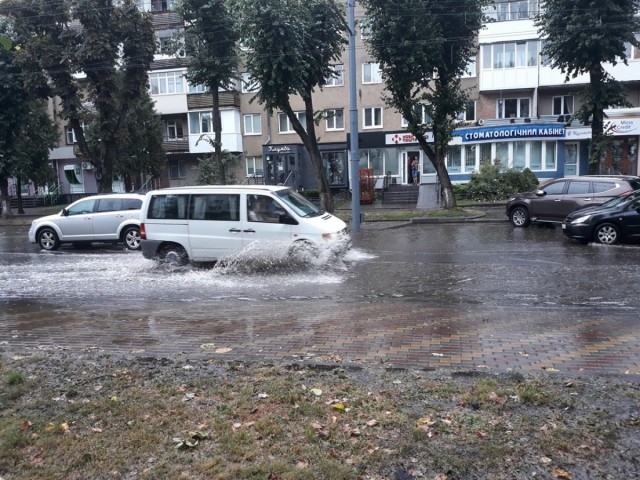Луцк затопило ливнем. Фото: Волынские новости