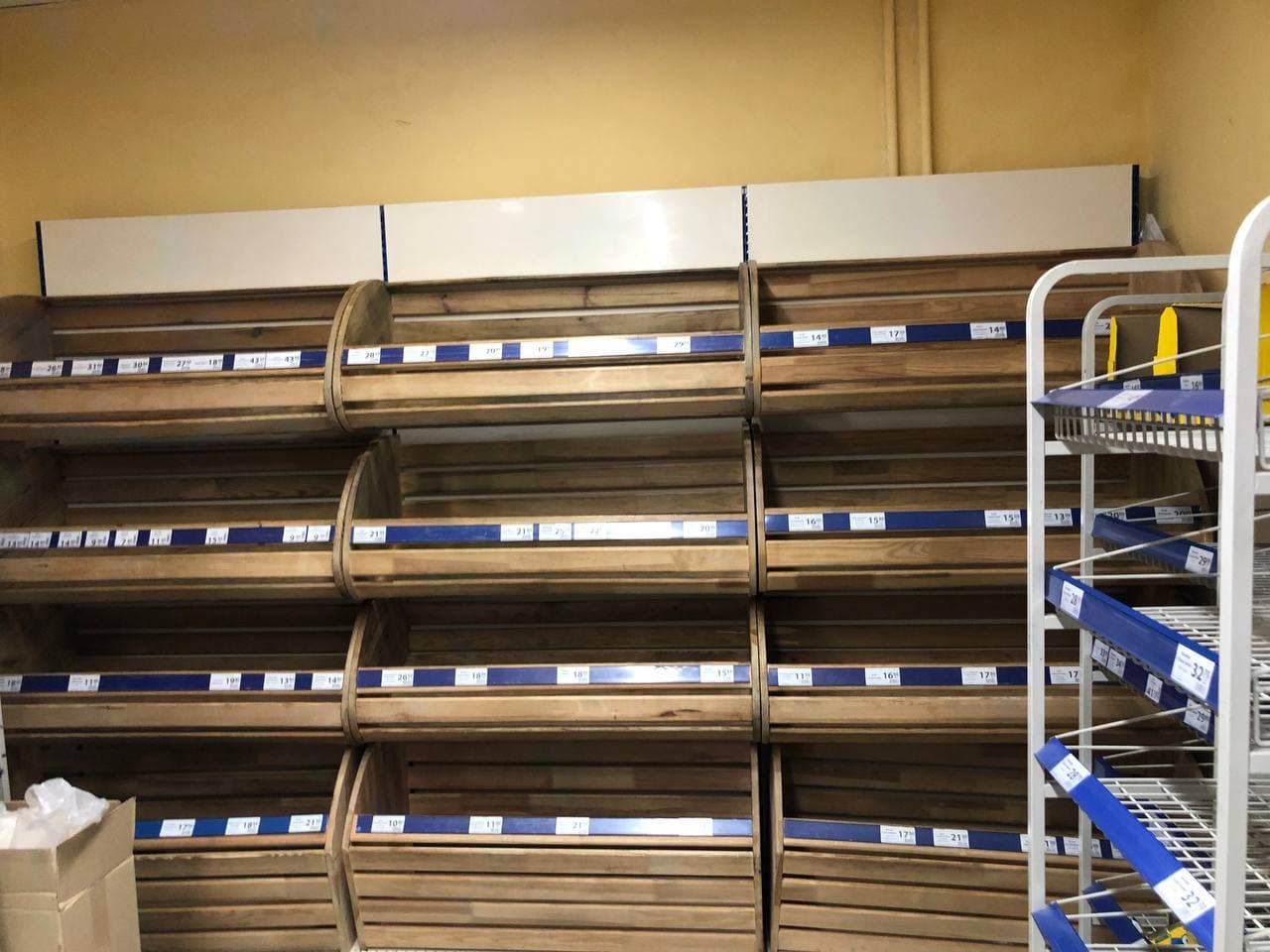 Хлеба в магазинах Киева нет
