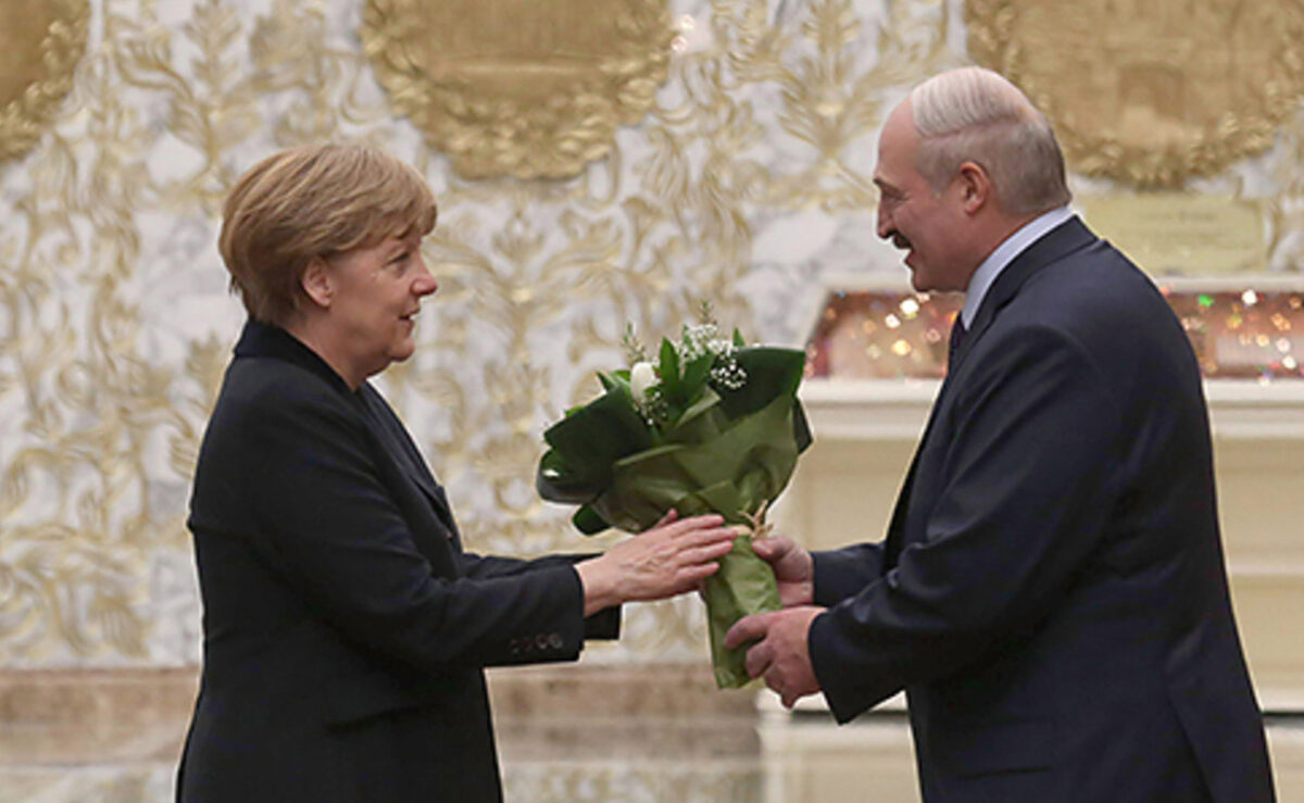 Меркель дважды позвонила Лукашенко