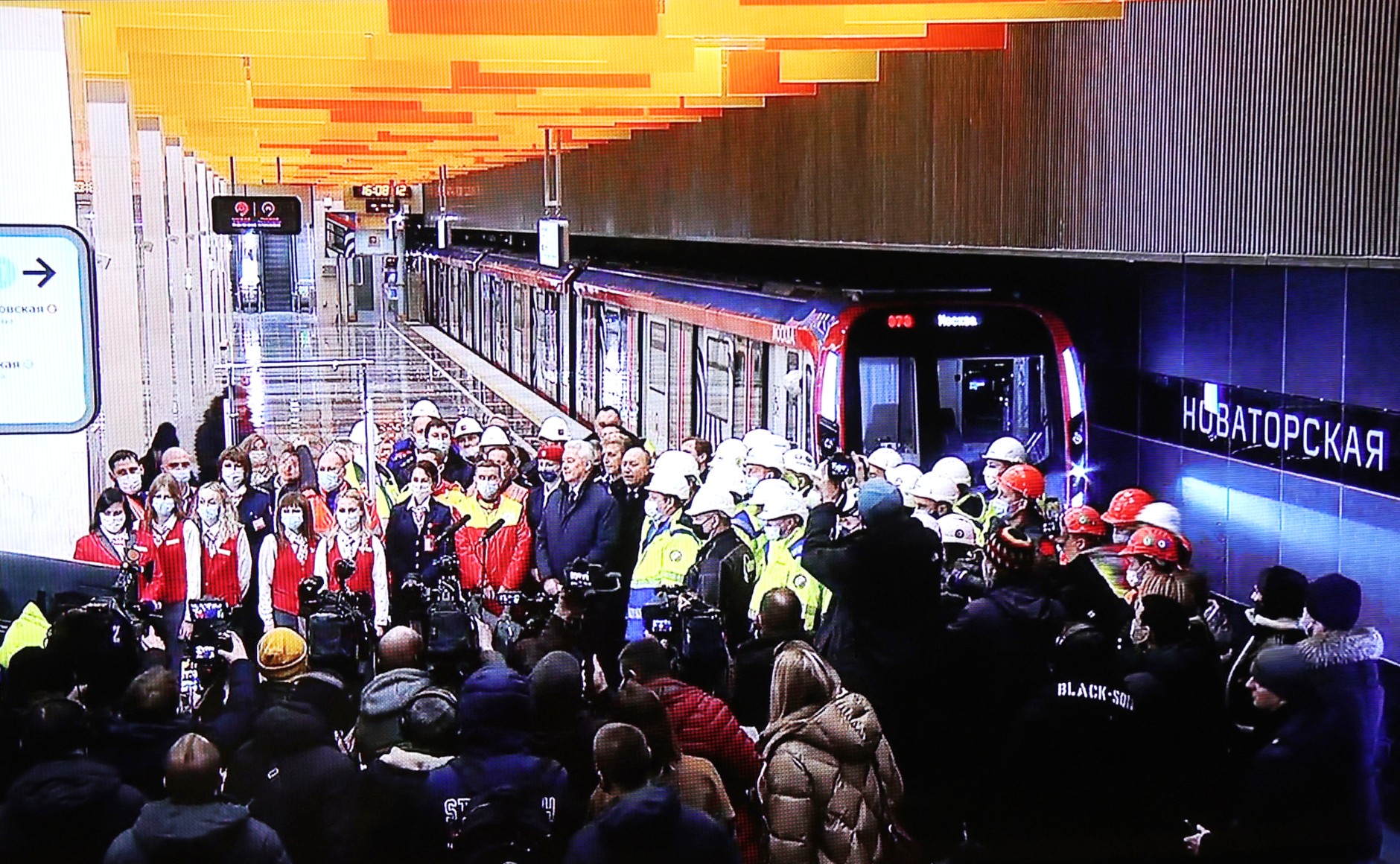 Путин открыл станции метро