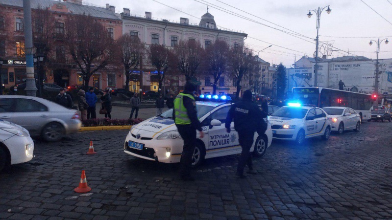 Патрульные сбили женщину под зданием горсовета в Черновцах. Фото: molbuk.ua