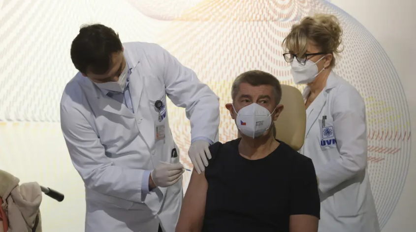 Премьер-министр Чехии решил вакцинироваться в прямом эфире. Скриншот: idnes.cz