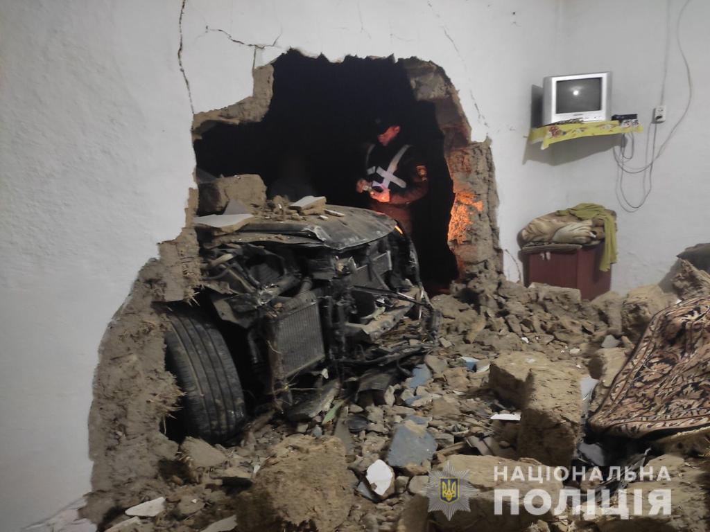 В Одесской области машина влетела в дом пенсионера. Фото: Нацполиция в Одесской области