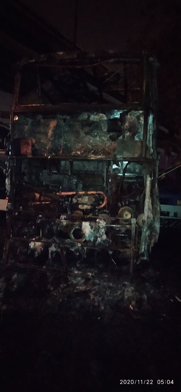 Эвакуатор и автобусы сгорели в Одессе. Фото: od.dsns.gov.ua