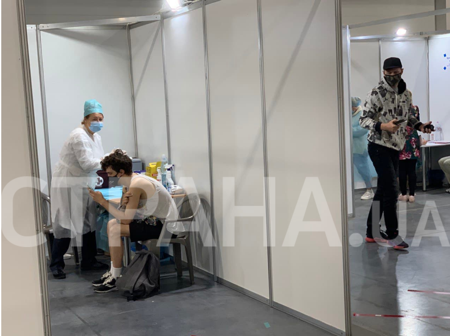 В Киеве открылся центр вакцинации от коронавируса. Фото: Страна